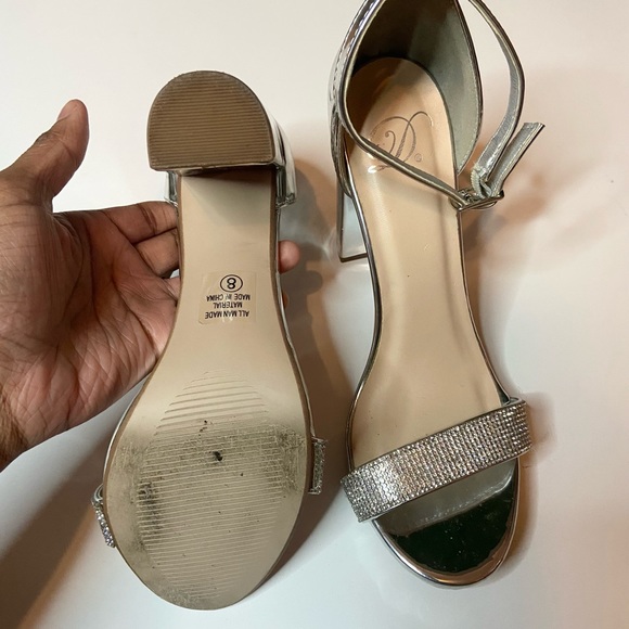 Silver heels - Picture 2 of 3